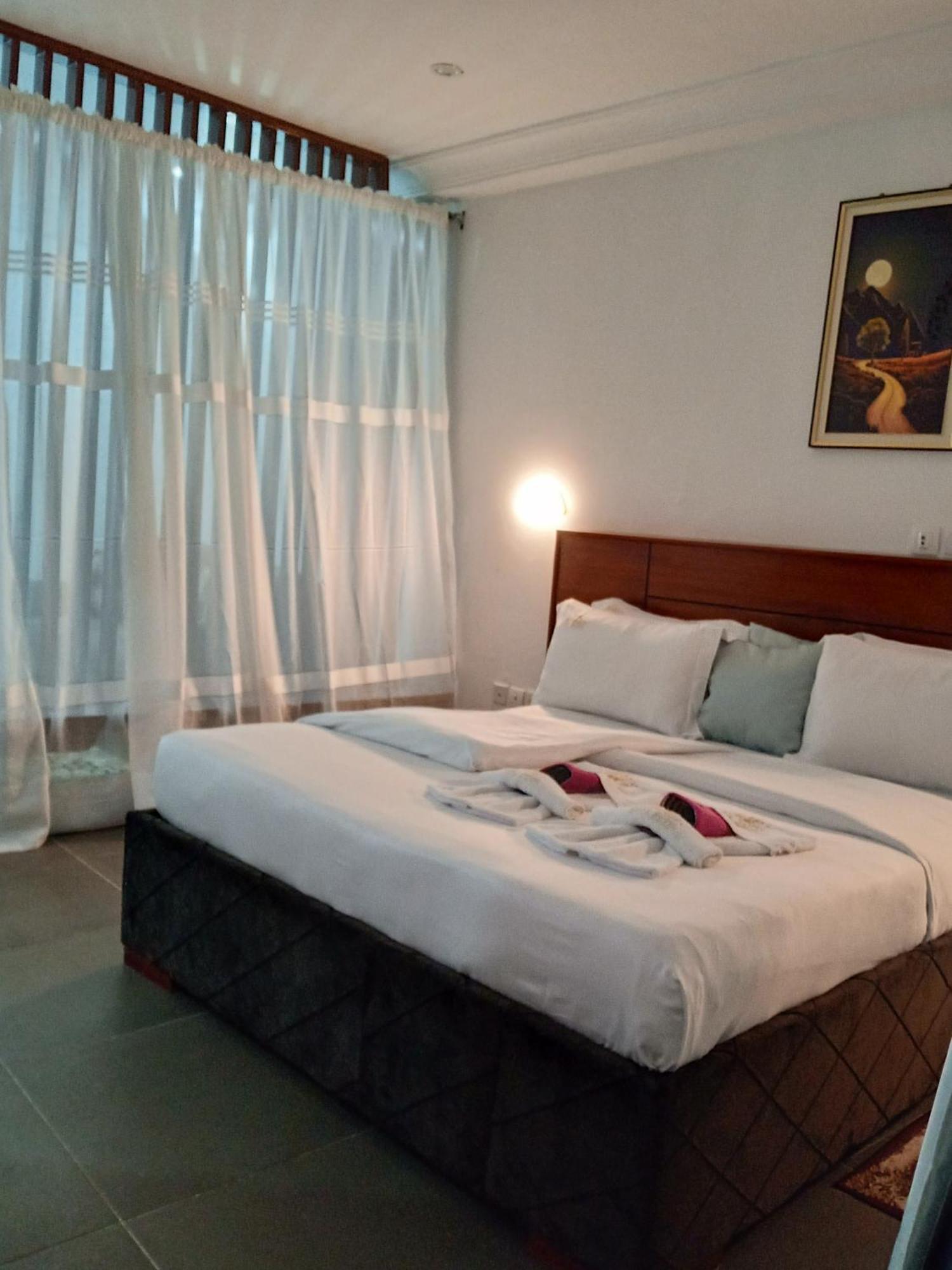 Cofe Hotel Yaoundé Екстериор снимка